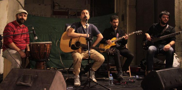 El músic kurd Kasım Taşdogan, en un concert a Esmirna.