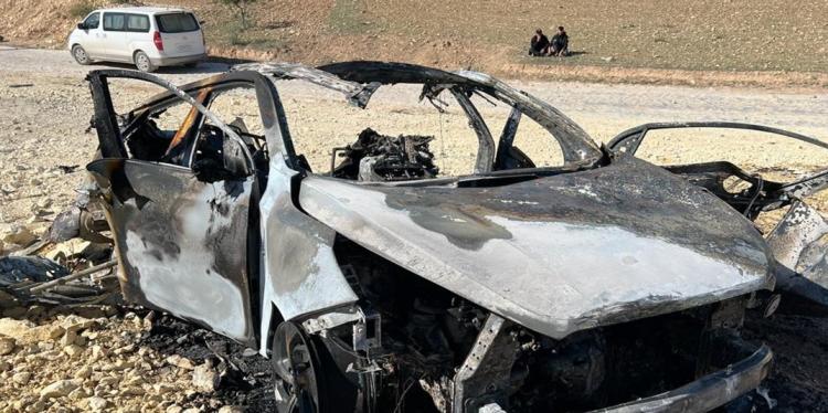 Un cotxe atacat al sud de Kobanê, a Rojava.