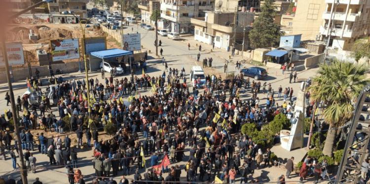Una protesta a Qamişlo (Rojava) contra els atacs turcs, 20 de novembre de 2022.